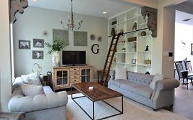 Penthouse Level, Stunning Wrigley Stay